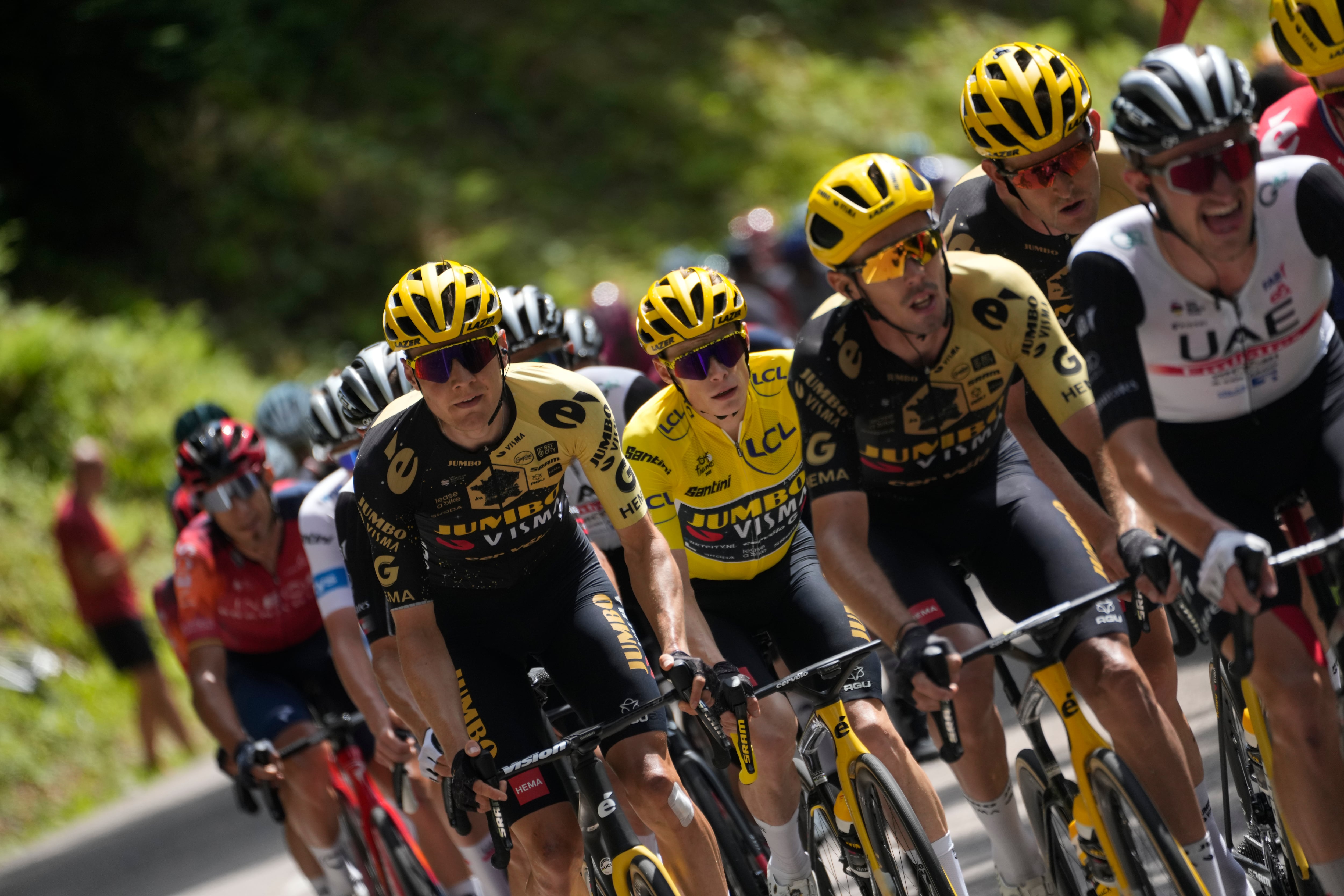El danés Jonas Vingegaard, vestido con el maillot amarillo de líder general, monta en el grupo durante la vigésima etapa de la carrera ciclista del Tour de Francia de más de 133,5 kilómetros (83 millas) con inicio en Belfort y final en Le Markstein Fellering, Francia, el sábado 22 de julio de 2023. (Foto AP/Thibault Camus)