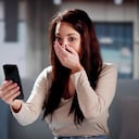 Una de las tácticas más comunes del smishing es suplantar a entidades financieras.