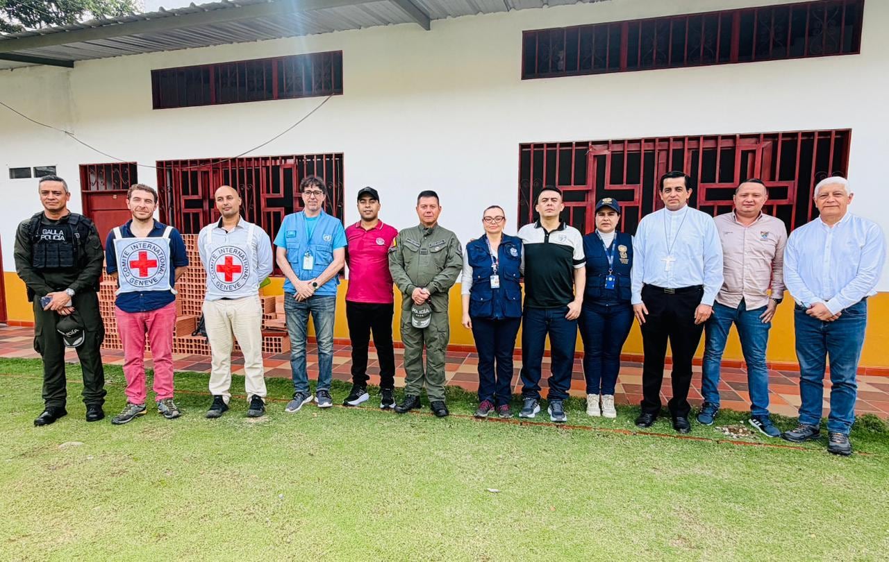 El director de la Policía, el general William Rincón, recibió a los dos policías liberados.