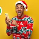 Usar imágenes, fondos o frases relacionadas con el fin de año en WhatsApp ayuda a compartir esta energía positiva.