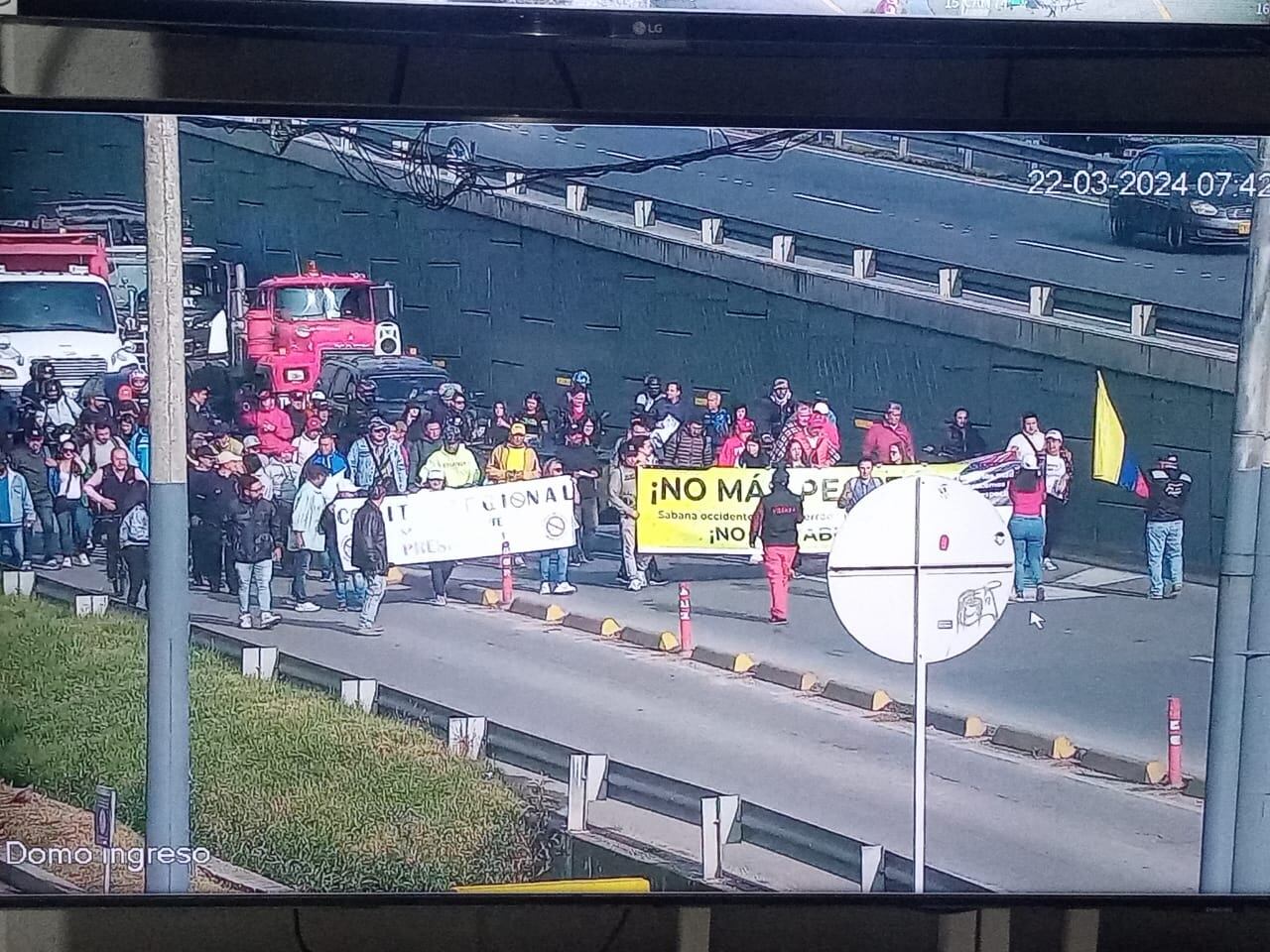 Los manifestantes protestan por los constantes trancones y las alzas en el peaje.