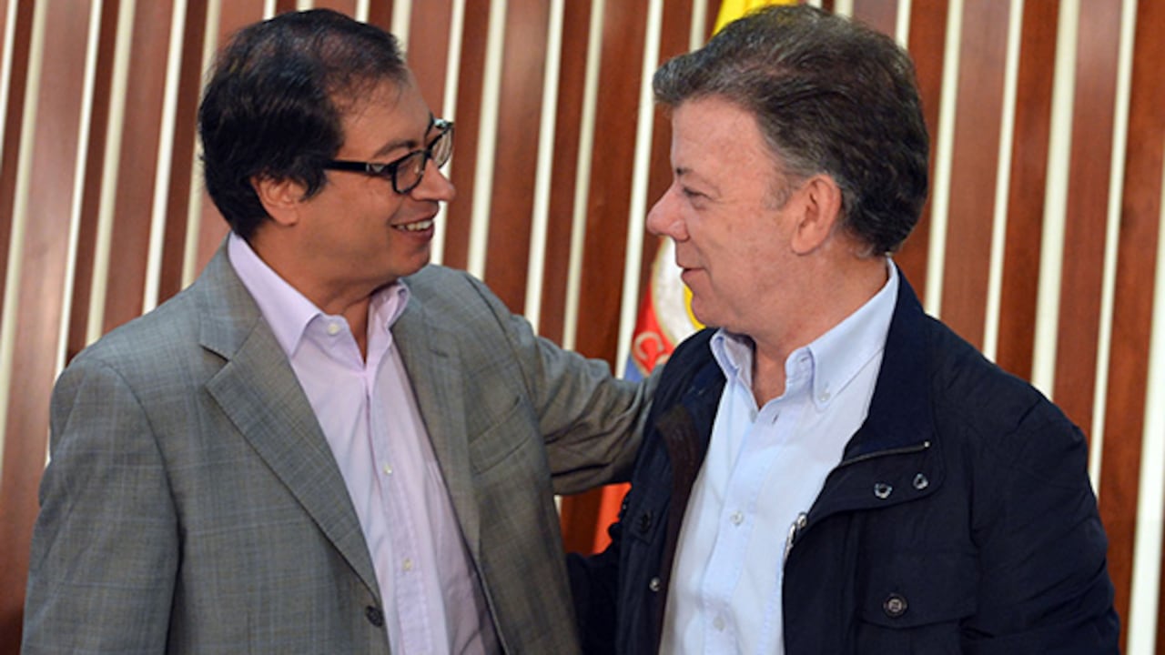 En política a veces los enemigos terminan abrazándose