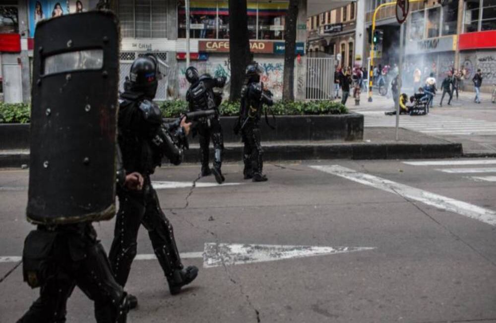  “Solamente estábamos marchando por lo que está pasando actualmente. Todos empezaron a correr, mi amigo por tratar de socorrer a la gente de los gases trató de tirarlos, y en ese momento un proyectil le pegó en la parte superior de la cabeza y cayó tendido y empezó a sangrar”, dijo un compañero de Dilan a Noticias RCN. Foto: Mauricio Morales.