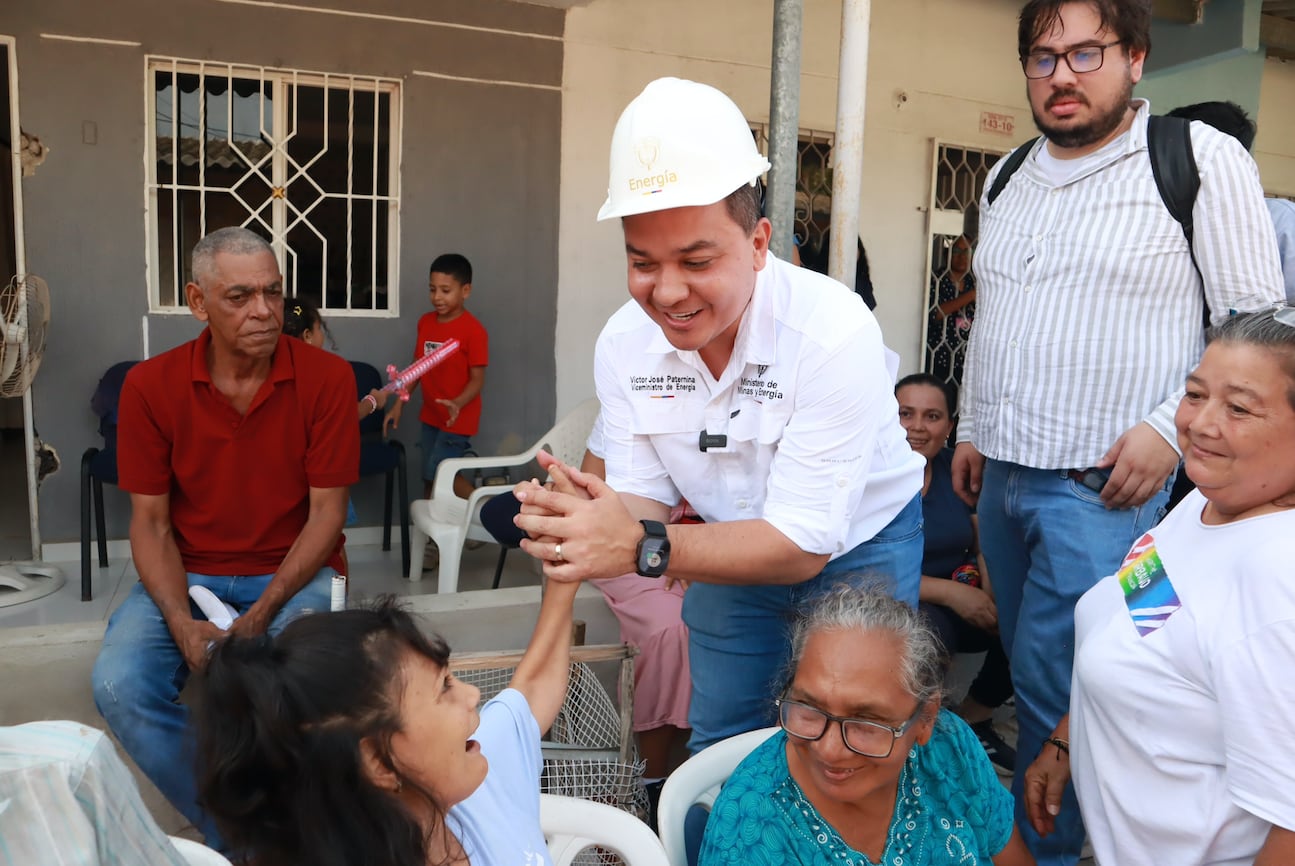 Víctor Paternina, viceministro de Energía, en el barrio barranquillero que tiene paneles solares para el abastecimiento energético.