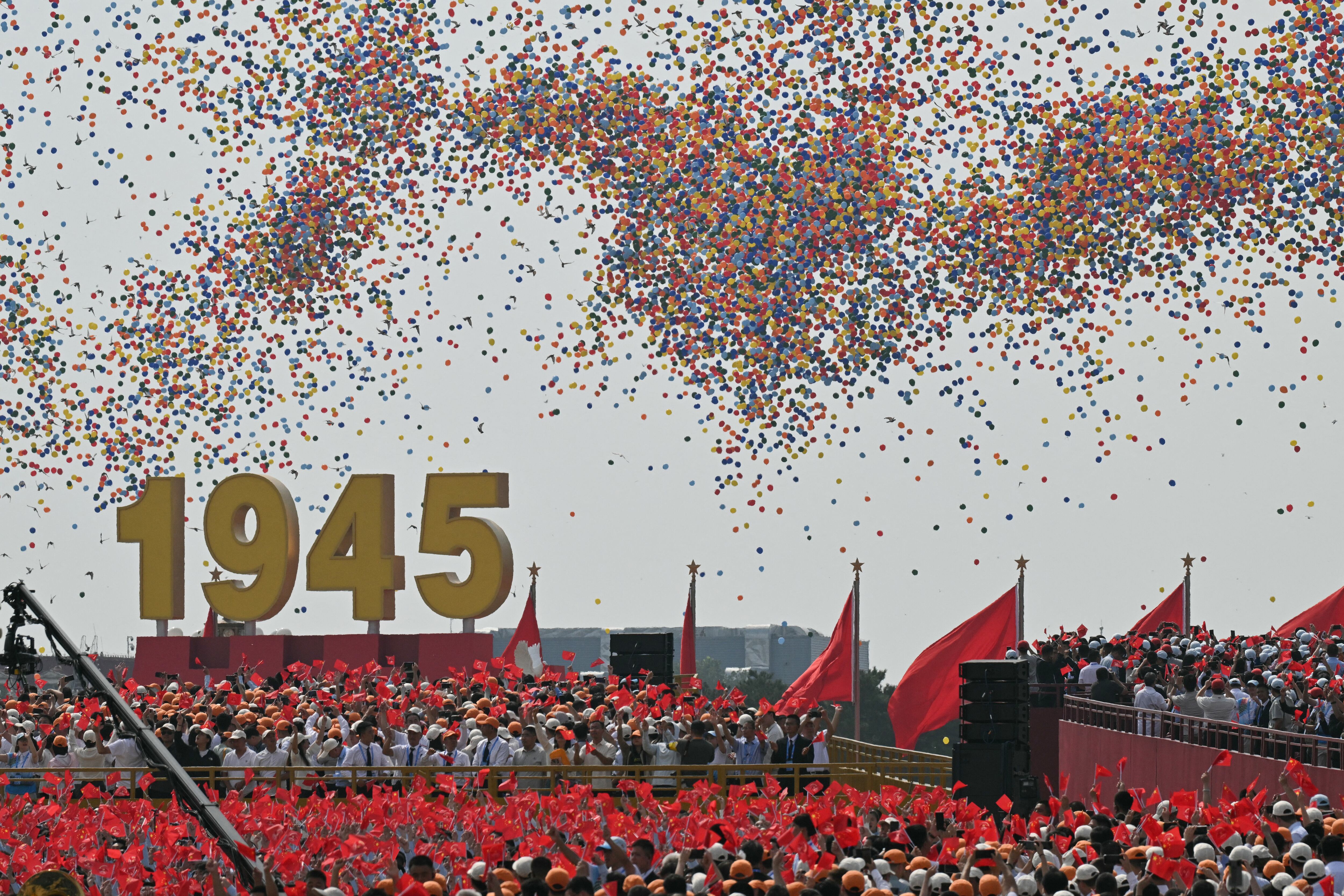 Se lanzan globos al final de un desfile militar que marca el 80 aniversario de la victoria sobre Japón y el fin de la Segunda Guerra Mundial, en la Plaza de Tiananmen de Beijing el 3 de septiembre de 2025. (Foto de Greg Baker / AFP)