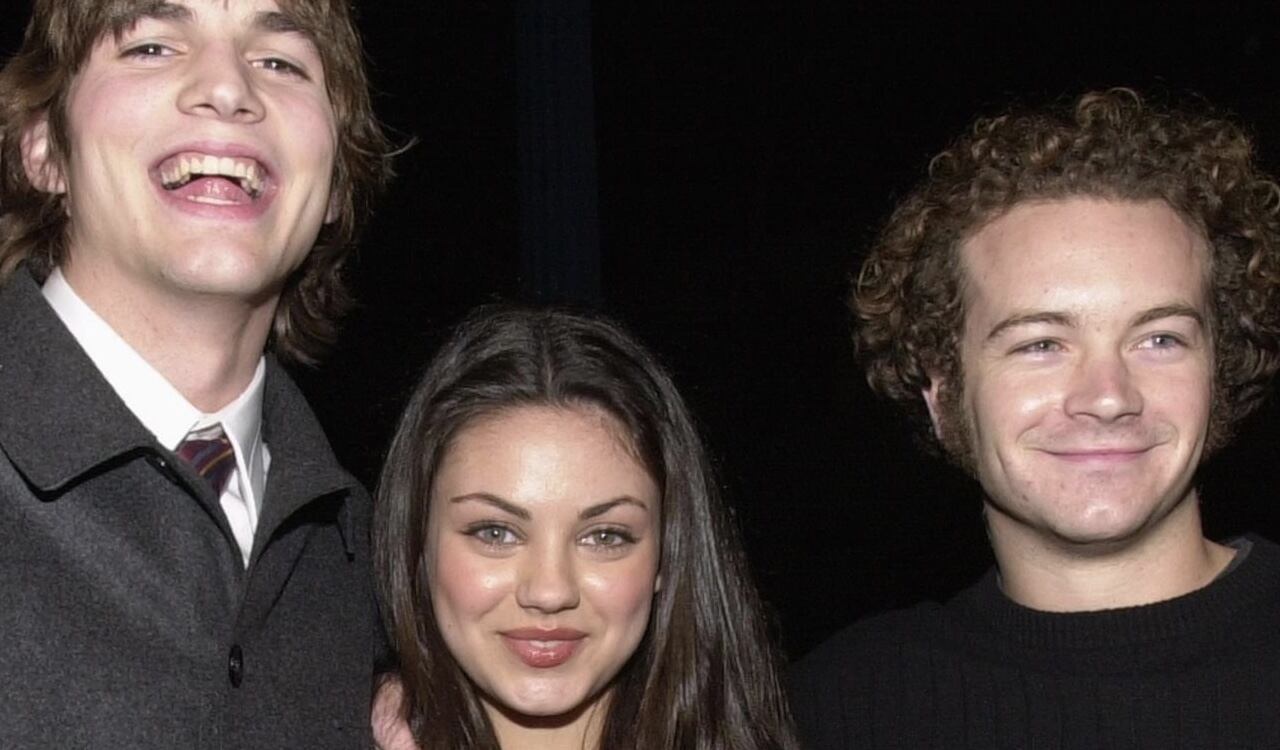 Danny Masterson (D) junto a Ashton Kutcher y Mila Kunis