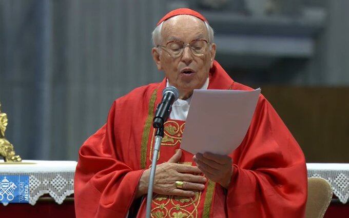 Recordando que “el amor es lo único que puede salvar al mundo”, el cardenal también señaló: ”Entre las tareas de todo sucesor de Pedro está la de acrecentar la comunión: comunión de todos los cristianos con Cristo; comunión de los obispos con el Papa; comunión entre los obispos. No una comunión autorreferencial”.
