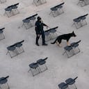 Un oficial de la ley barre un área de asientos para espectadores mientras se llevan a cabo los preparativos para la ceremonia de investidura del presidente electo Joe Biden en el Capitolio de los Estados Unidos en Washington, el sábado 16 de enero de 2021 Foto: AP / Patrick Semansky.