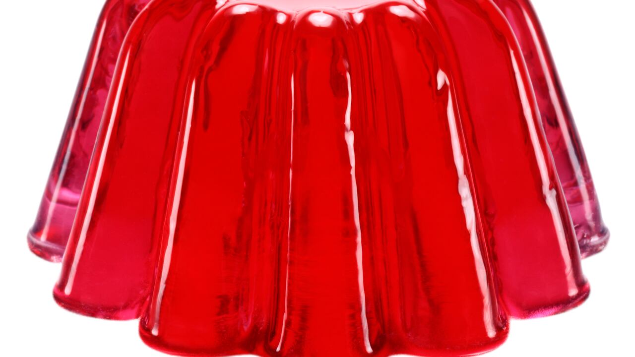 La gelatina aporta al colágeno y también ayuda a fortalecer las uñas, mejora el estado de los huesos, tendones, articulaciones.