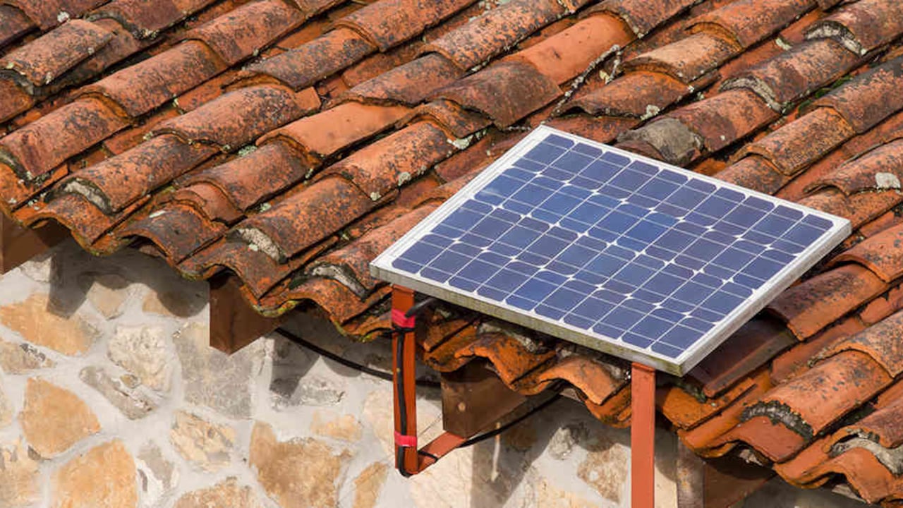 Cada vez es más fácil instalar paneles solares en casa, pues su precio se ha reducido.