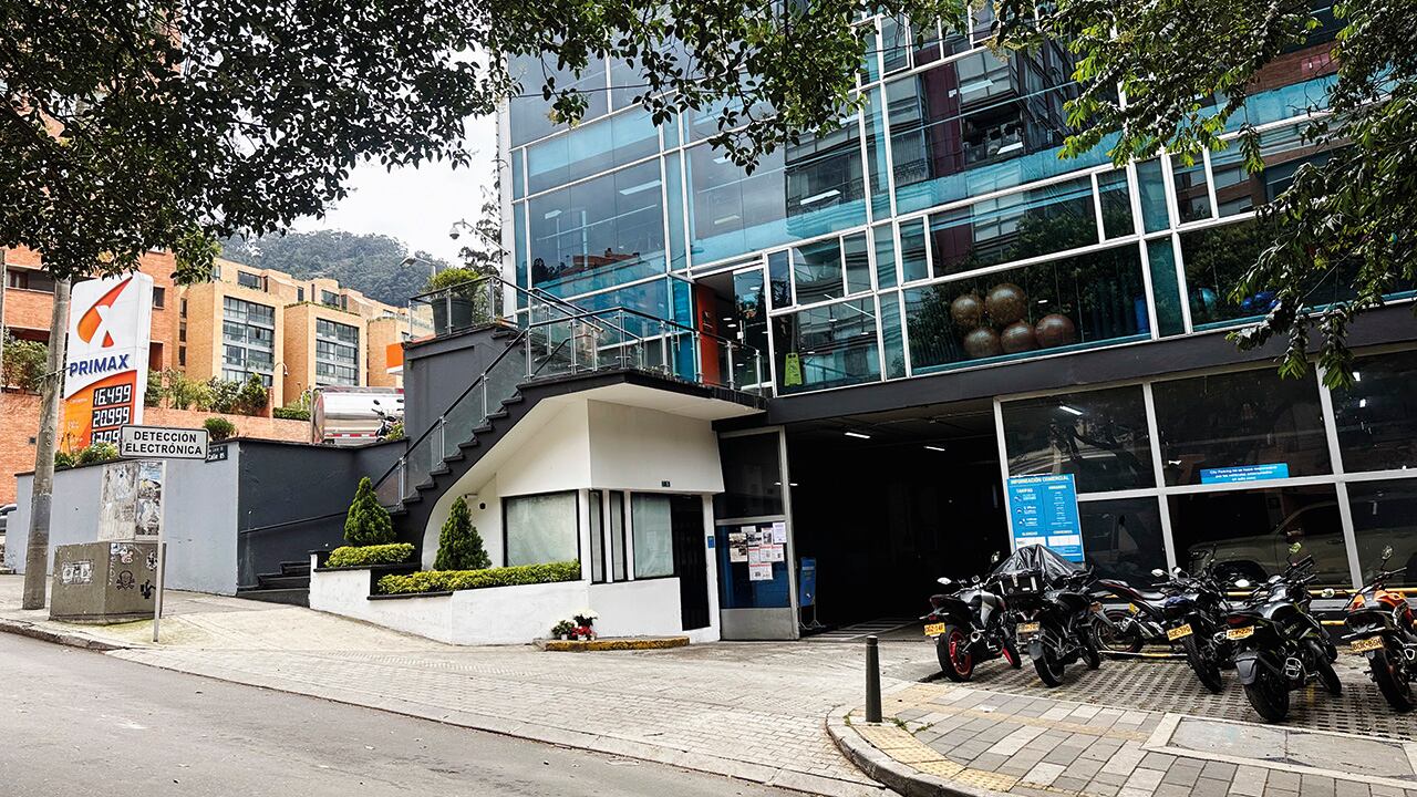 Las cámaras de seguridad captaron los detalles del crimen. El sicario estaba esperando a las víctimas en la esquina, vestido de traje y corbata. Los atacó por la espalda cuando llegaban al parqueadero.