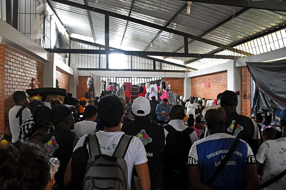 Así viven los desplazados en el salón comunal del barrio R9.