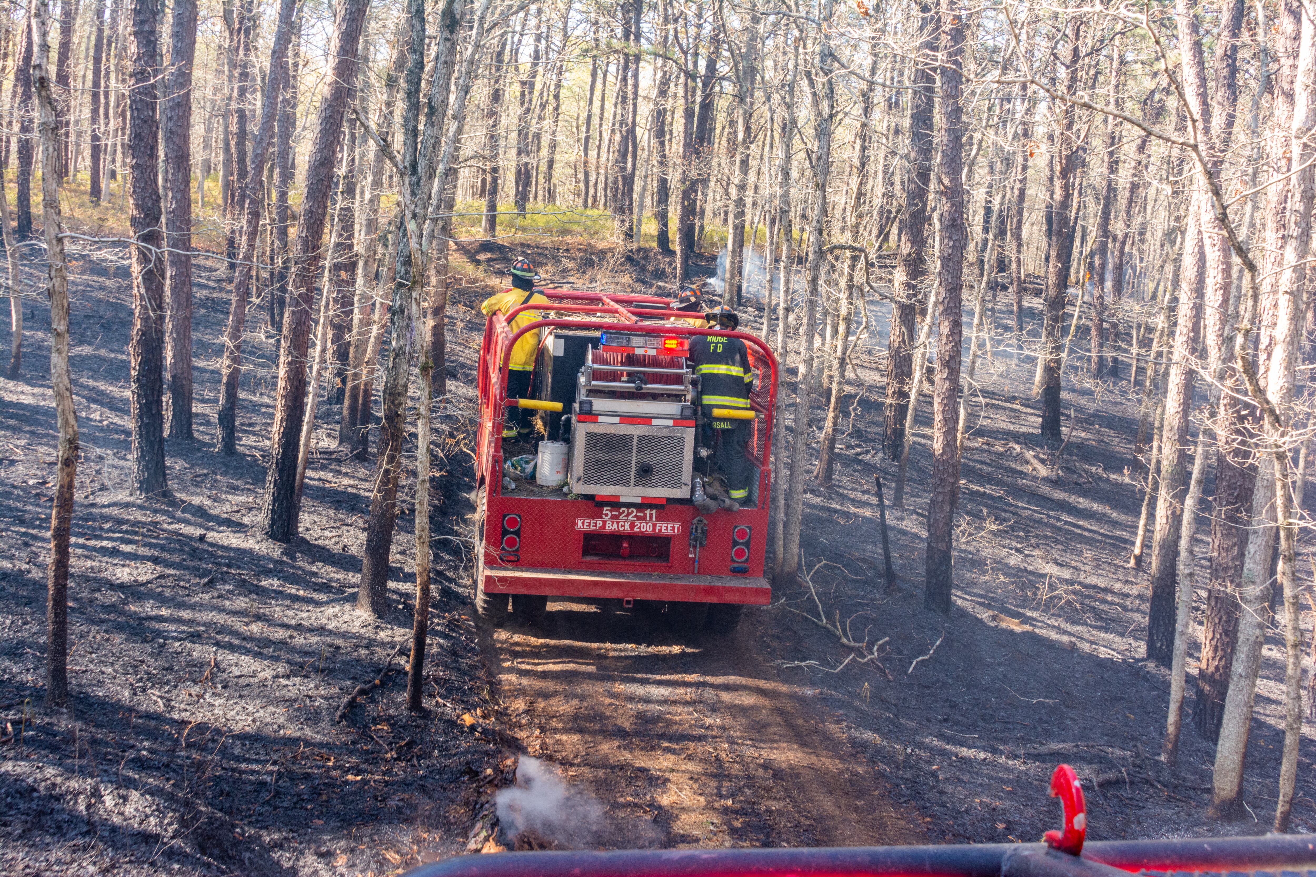 Una emergencia ambiental sin precedentes se desató en Ocean County, Nueva Jersey, tras la rápida propagación del incendio forestal conocido como Jones Road Fire.