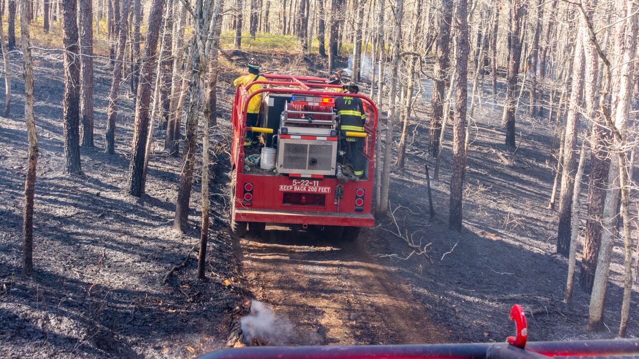 Bomberos inspeccionan los puntos críticos durante un sospechoso incendio.