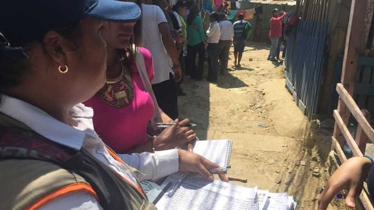 Operarios de Electricaribe en barrios subnormales del Caribe. Foto: Semana.