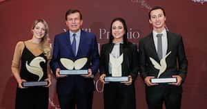 Ganadores del año 2023: María Paula Cornejo, egresada de la Universidad del Rosario; Rafael Marín, fundador de la Constructora Marval; Sandra Milena Manzano, vicepresidenta corporativa de CI Lago Verde, y Giovanni Bonilla, fundador y gerente de GreenCrop.