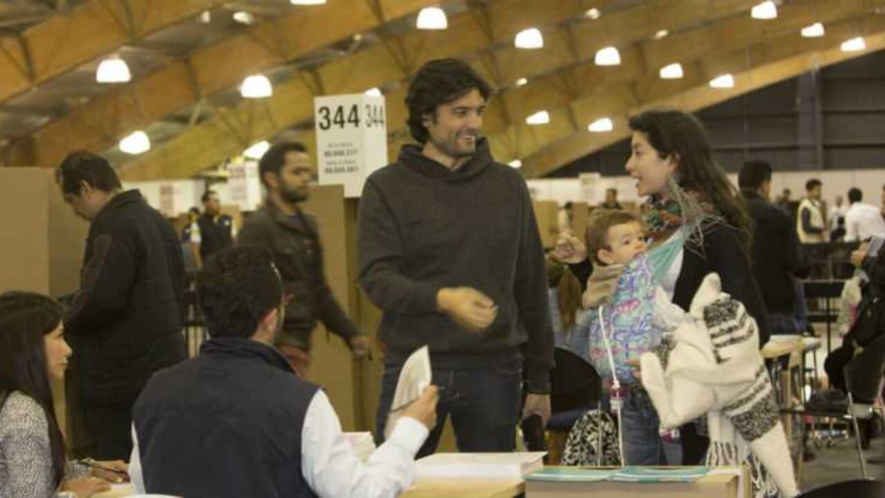 Mesa de votación en Corferias