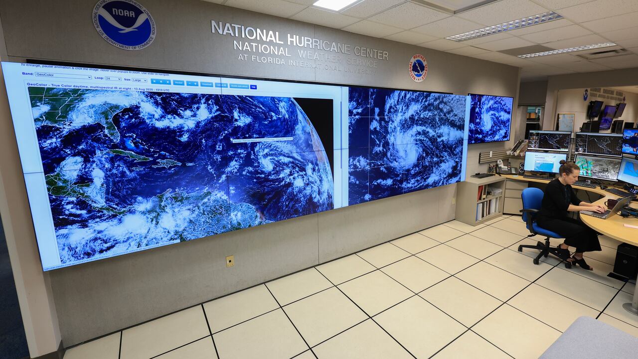 El Centro Nacional de Huracanes indica que Erin tiene el potencial de convertirse en el primer gran huracán de la temporada 2025. (