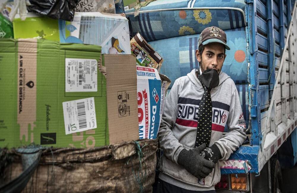 Darío Hernández trabaja como reciclador en el norte de Bogotá, tiene 23 años y vive con su pareja y un niño de cinco años. Su jornada empieza a las 7:00 a.m. pero se extiende hasta la madrugada del día siguiente. Con la cuarentena nacional varias de las bodegas que compraban su material no han vuelto a abrir. Foto: Juan Carlos Sierra/ SEMANA.