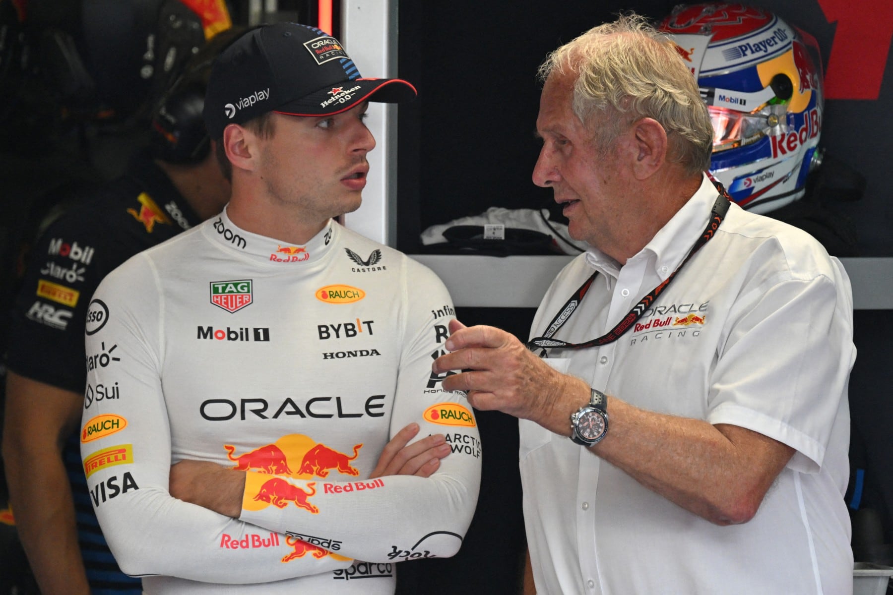 El piloto holandés de Red Bull Racing, Max Verstappen, habla con el director del equipo Red Bull de Fórmula Uno, Helmut Marko (R), durante la segunda sesión de prácticas, antes del Gran Premio de Fórmula Uno de Italia.