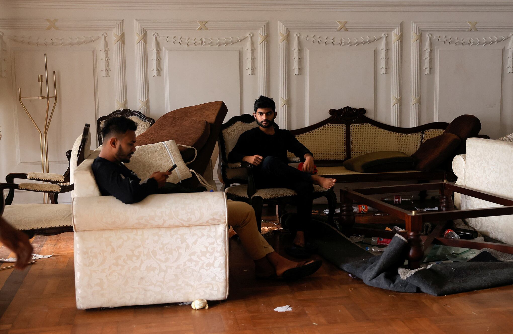 En imágenes : Manifestantes de Sri Lanka ocupan residencias de presidente y primer ministro