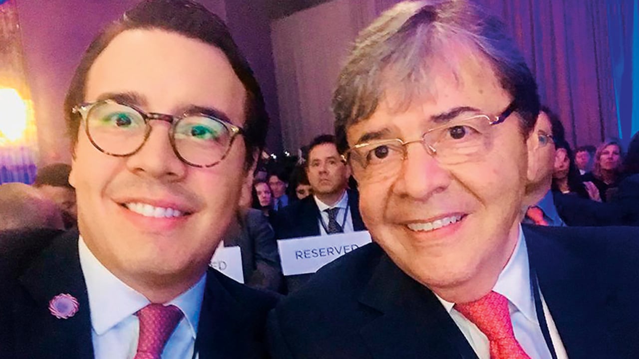 Iván Trujillo Pantoja junto a su padre, Carlos Holmes Trujillo.