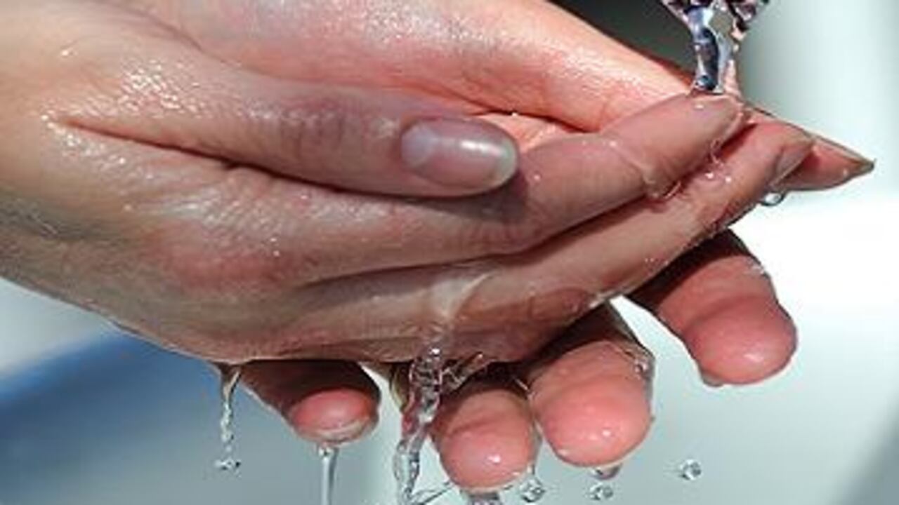 El lavado y desinfección de manos es la principal estrategia para reducir las infecciones de EDRM.