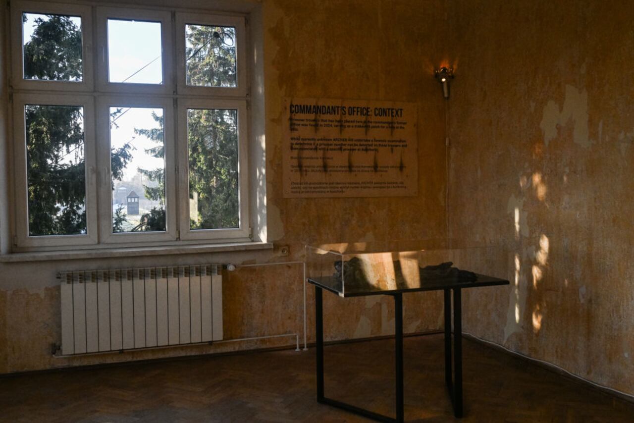 OSWIECIM, POLONIA - 26 DE ENERO: Una vista de las torres de vigilancia desde una habitación de la Casa 88, la antigua residencia del comandante de Auschwitz, Rudolf Hoss, el 26 de enero de 2025 en Oswiecim, Polonia. La casa del comandante de Auschwitz durante la Segunda Guerra Mundial, Rudolf Hoss, se abre por primera vez a los visitantes. La casa fue el tema de la película "La Zona de Interés". (Foto de Omar Marques/Getty Images)