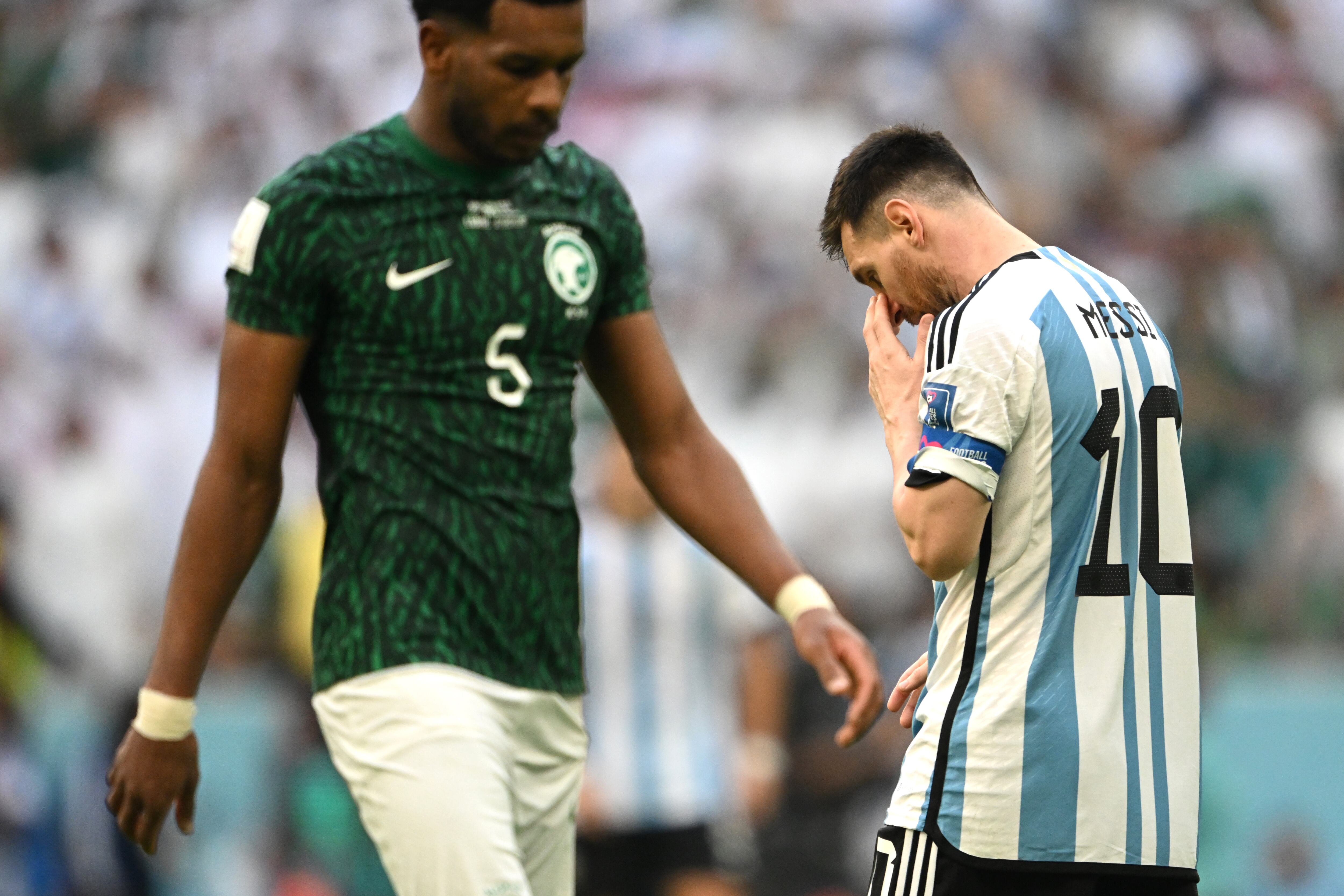 Lionel Messi de Argentina (d) y Ali Al-Bulaihi de Arabia Saudita durante el partido.