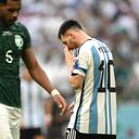 Lionel Messi de Argentina (d) y Ali Al-Bulaihi de Arabia Saudita durante el partido.