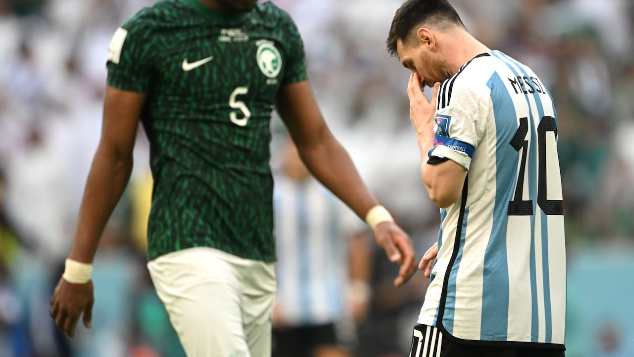 Lionel Messi de Argentina (d) y Ali Al-Bulaihi de Arabia Saudita durante el partido.