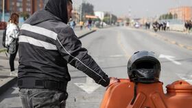 Bogotá, Octubre 30 de 2025. En inmediaciones del Portal Américas, integrantes del gremio de moteros realizan bloqueos intermitentes sobre la Avenida Ciudad de Cali con Avenida Villavicencio, en protesta por las restricciones impuestas por la Alcaldía de Bogotá con motivo de la celebración de Halloween.