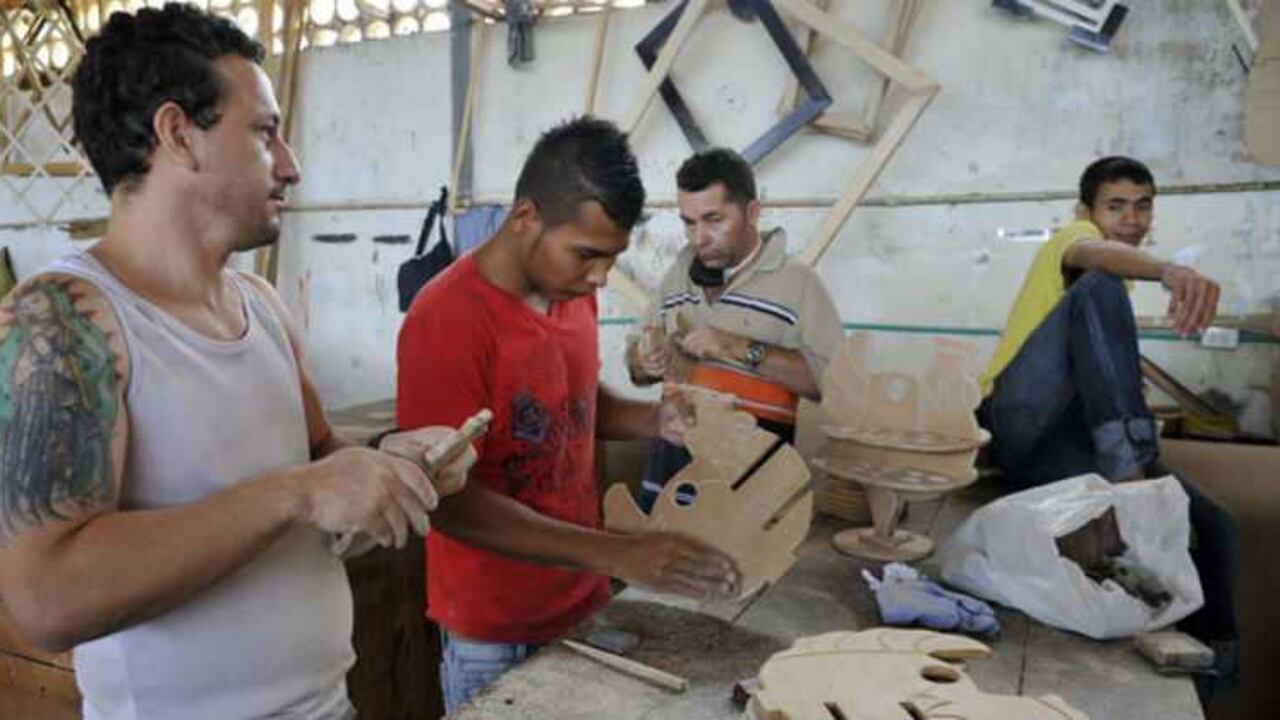 En una cárcel de Colombia, ex guerrilleros y ex paramilitares conviven en paz.