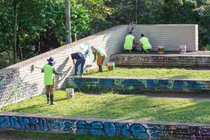 Personas privadas de la libertad hacen aseo al Parque Bicentenario de Medellín