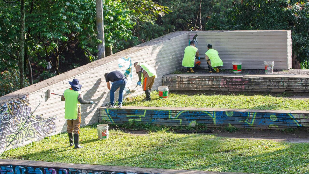 Personas privadas de la libertad hacen aseo al Parque Bicentenario de Medellín