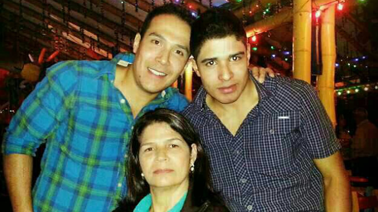 De izquierda a derecha; Jeison Correa Castaño (hermano de la víctima), Cecilia Castaño (madre), Alejandro Correa Castaño (víctima mortal de ataque con ácido).