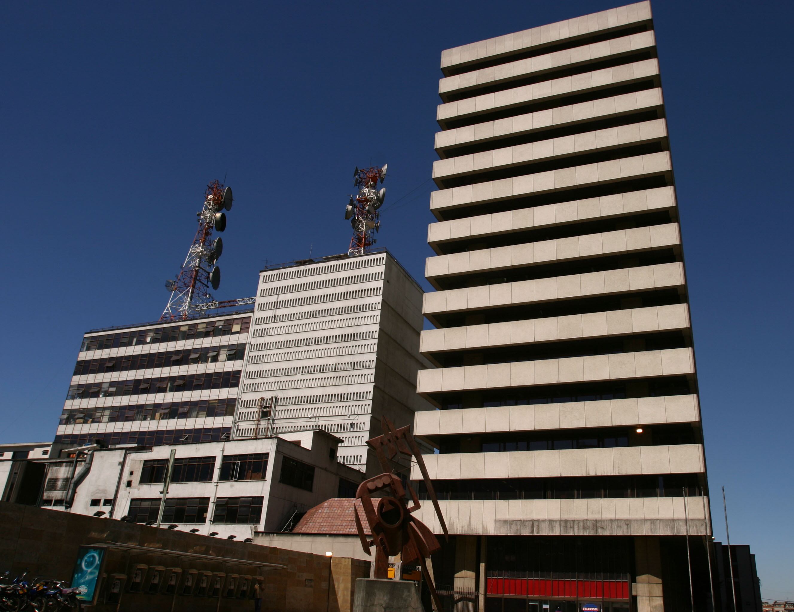 Telecom cerró sus operaciones en 2003 debido a deudas económicas.