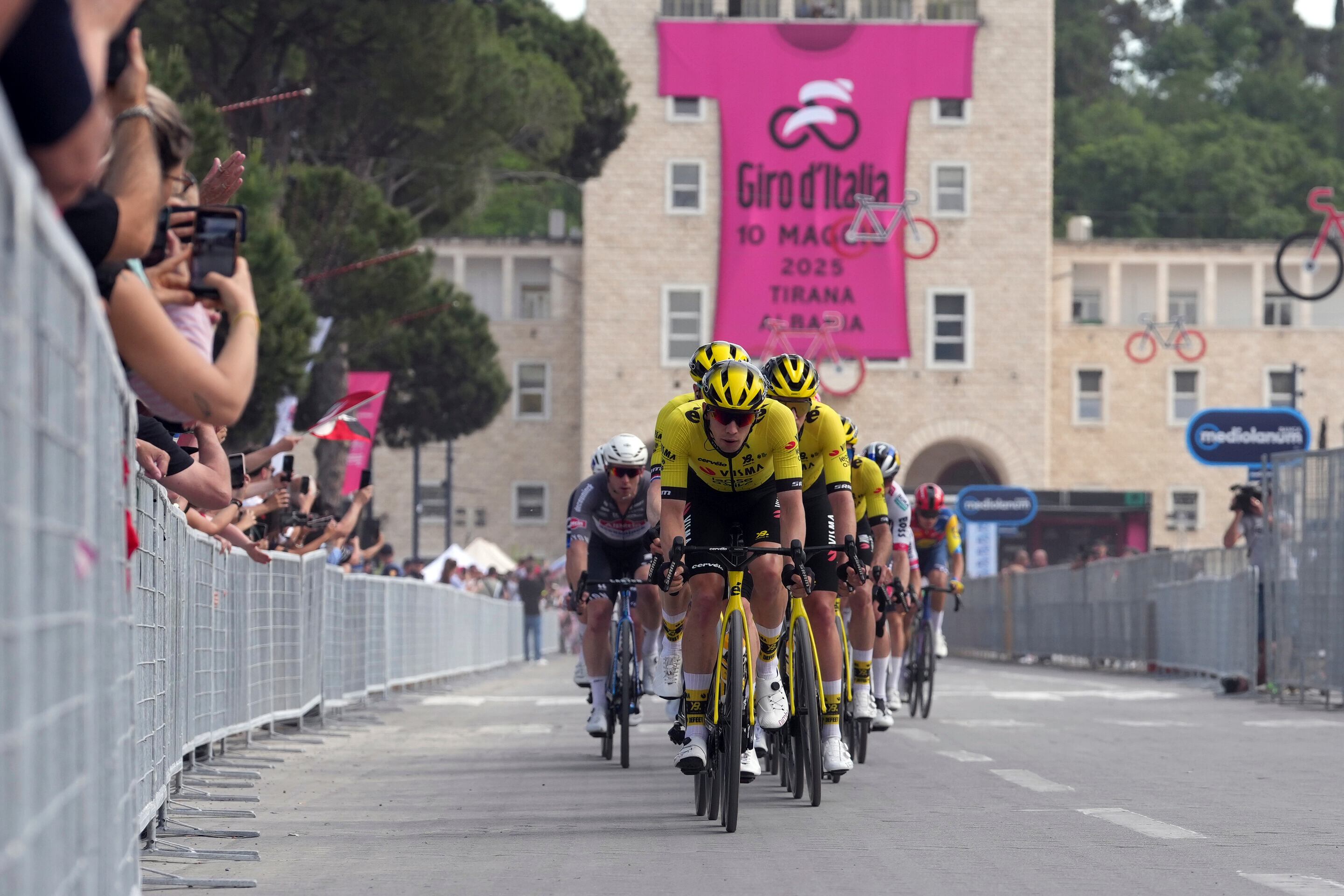 El pelotón del Giro de Italia durante la primera etapa entre Durazzo y Tirana en Albania, el viernes 9 de mayo de 2025. (Fabio Ferrari/LaPresse vía AP)