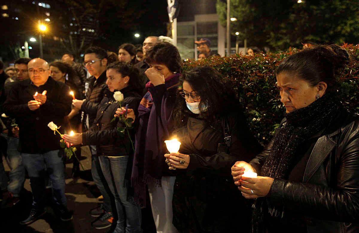 Decenas de personas hacen presencia en la funeraria Los Olivos, el martes 6 de diciembre de 2016 en Bogotá. Allí esperan de la llegada de los restos mortales de la niña Yuliana Samboni, de siete años de edad, presuntamente asesinada por Rafael Uribe Noriega, un arquitecto de 38 años.  Foto: Carlos Julio Martínez / SEMANA