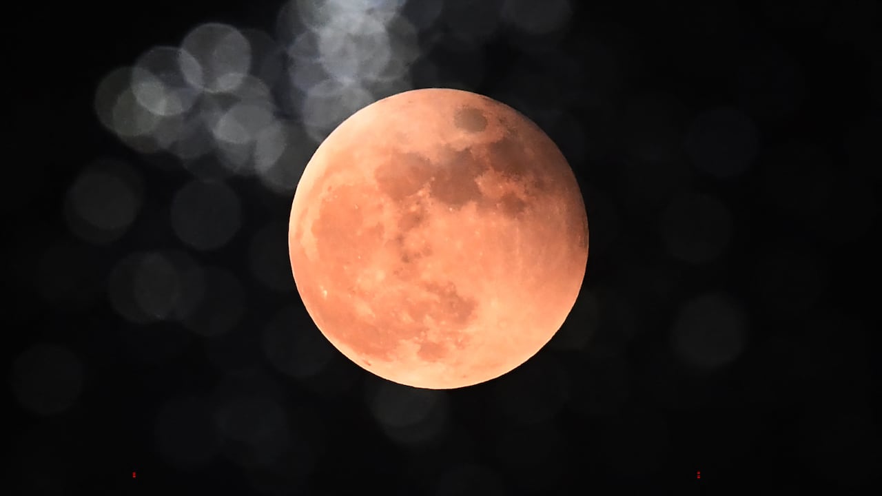 La Luna roja también se conoce como la Luna de las Flores, ya que coincide con la floración de las plantas en la primavera.