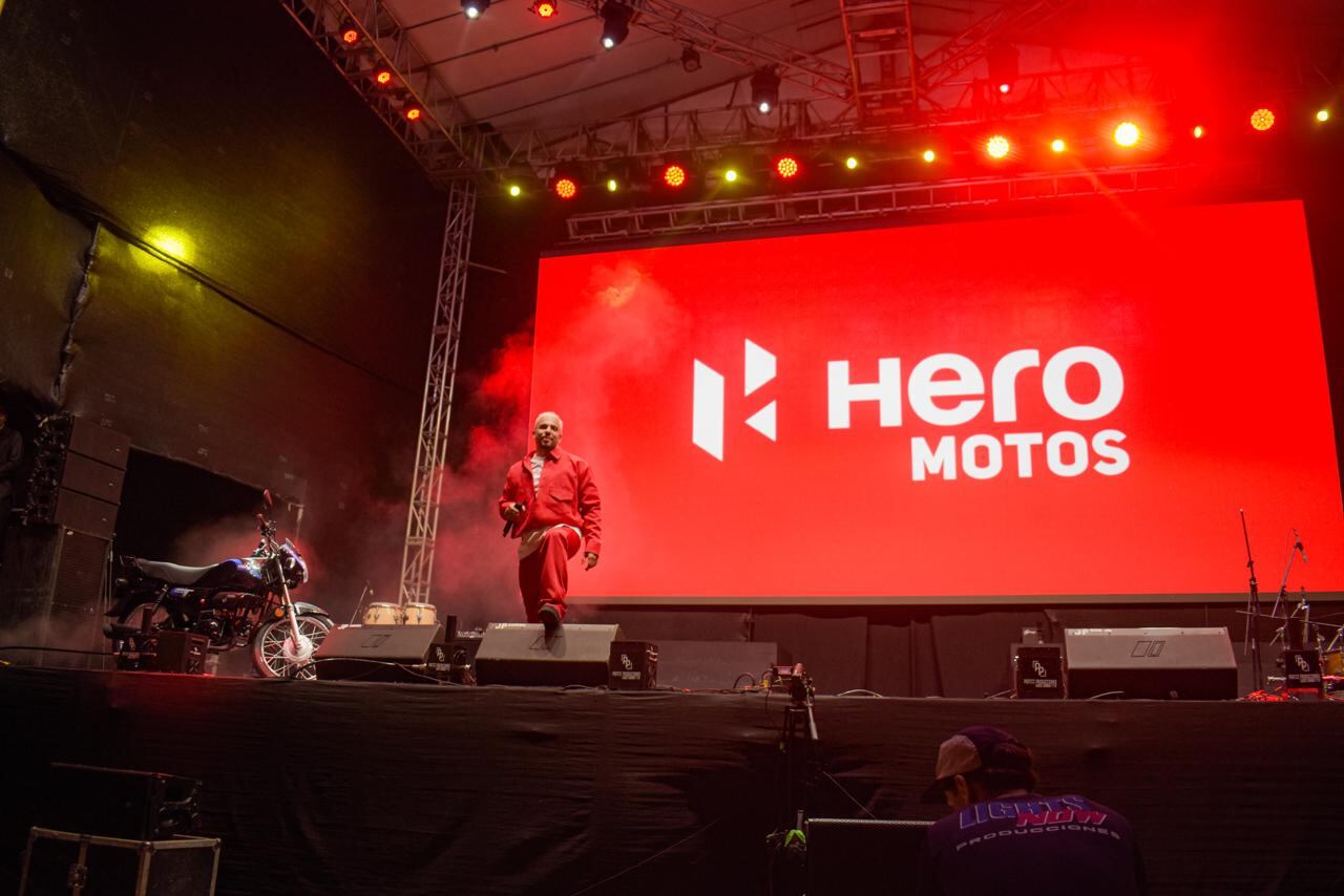 Durante los días de Carnaval, el artista sorprendió a vendedores ambulantes, emprendedores y trabajadores independientes con la entrega de motocicletas de la línea ECO-T.