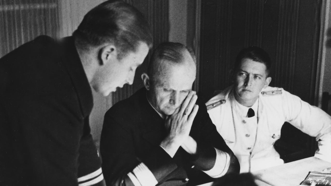 (Eingeschränkte Rechte für bestimmte redaktionelle Kunden in Deutschland. Limited rights for specific editorial clients in Germany.) Doenitz, Karl *16.09.1891-24.12.1980+Marineoffizier, DOberbefehlshaber der Kriegsmarine im II.WK- nimmt den Bericht eines U-Boot-Kommandanten entgegen; rechts Flaggleutnant Fuhrmann- 1940veroeffentlicht anlaesslich des 5-jaehrigen Bestehens der U-Boot-Waffe und der Ernennung zum Vizeadmiral am 26.09.1940 (Photo by ullstein bild/ullstein bild via Getty Images)