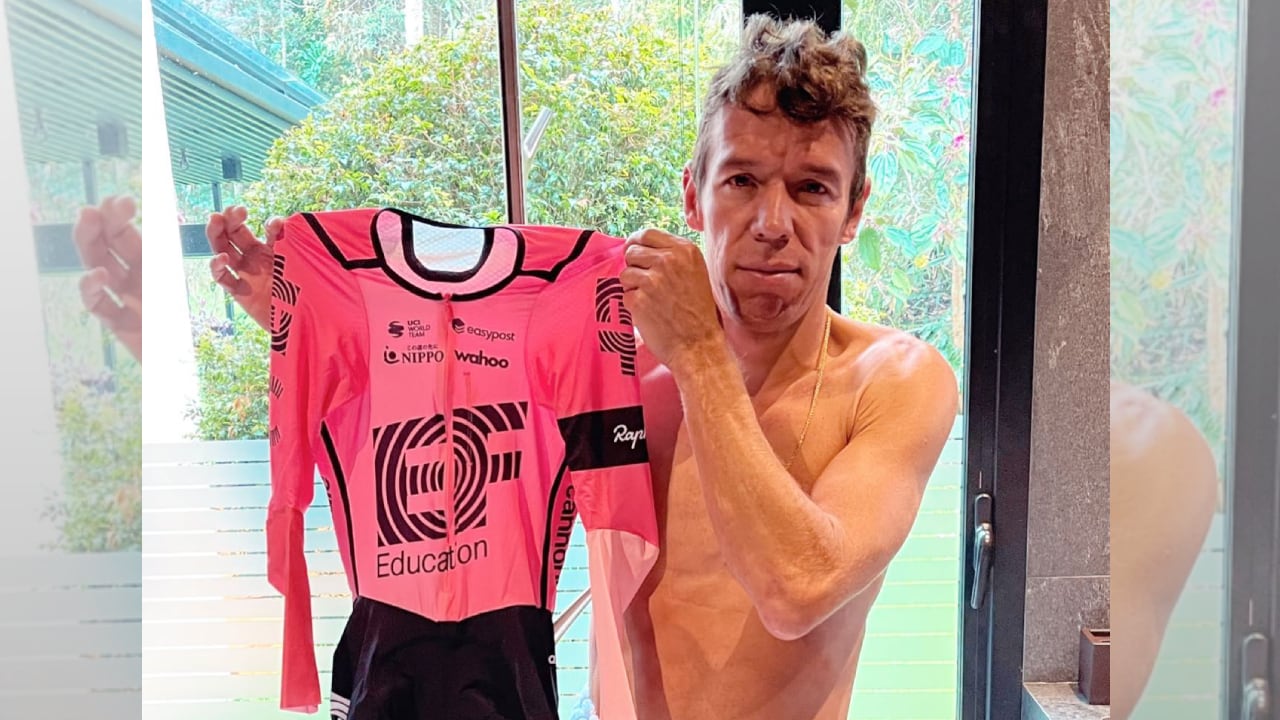 Rigoberto Urán con su nuevo uniforme del EF Education-EasyPost