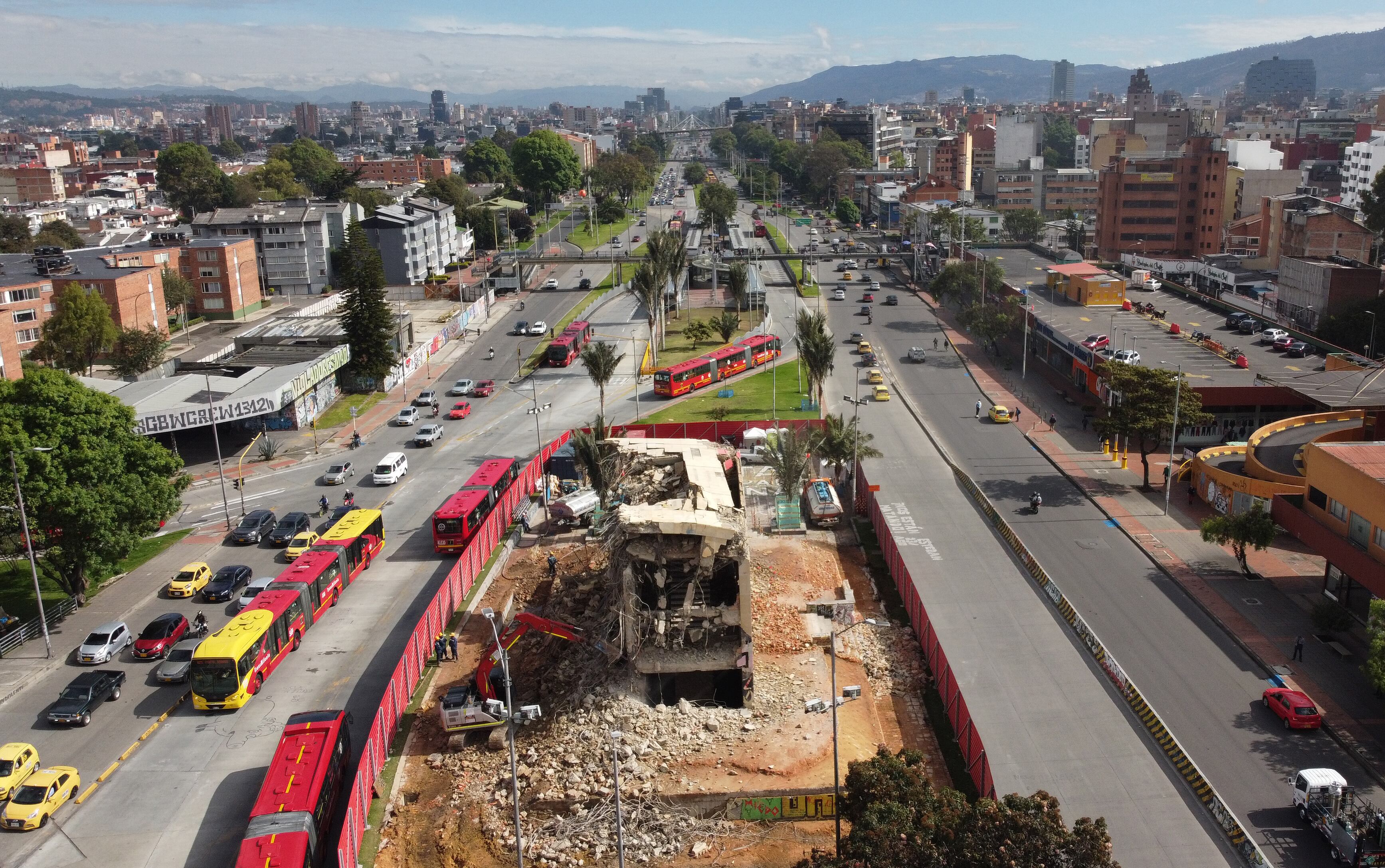 Demolición del monumento a los Héroes en Bogotá, espacio en el que iniciarán obras de la estación 16 de la primera linea del Metro
Bogota sept 29 del 2021
Foto Guillermo Torres Reina / Semana
