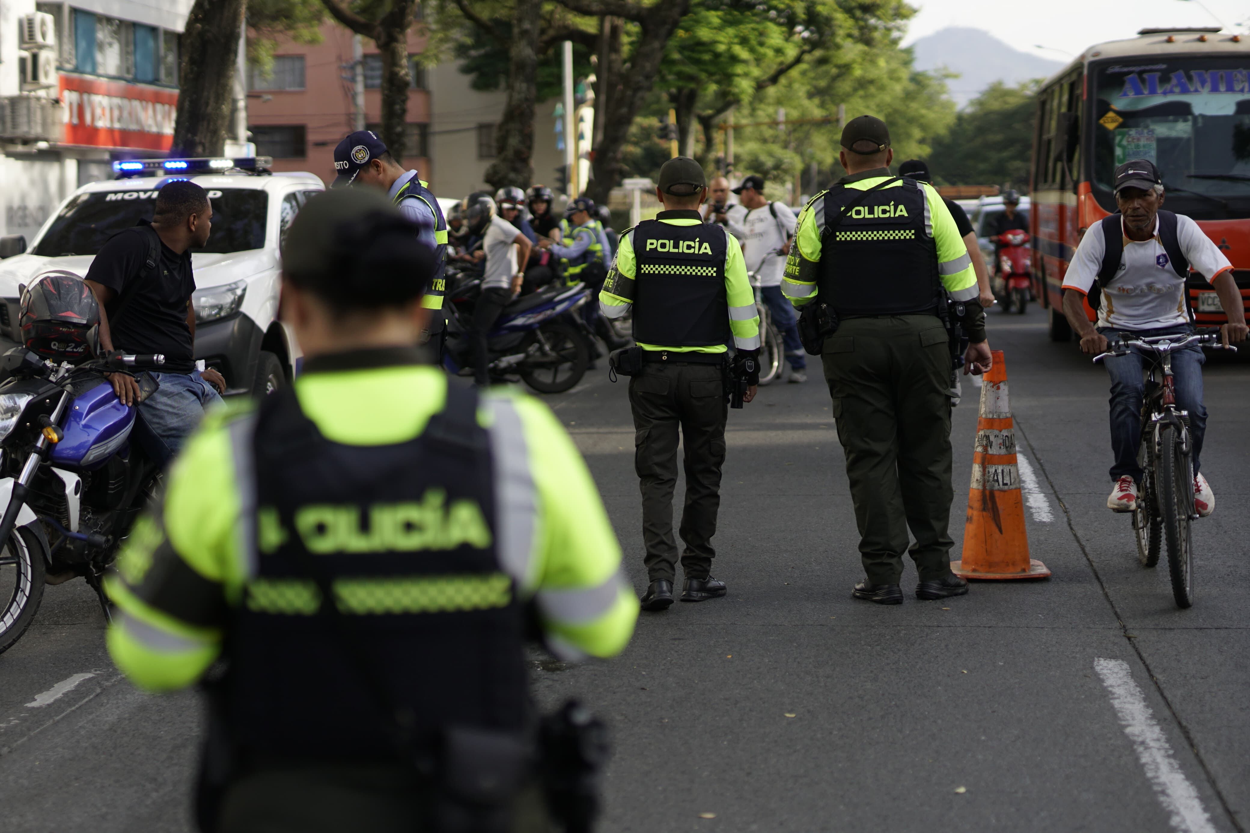 Operativos con los nuevos policias de transito. Del convenio con DITRA, en el sur de Cali. Foto Jorge Orozco / El País.