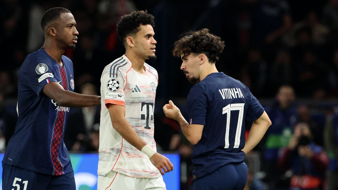 Luis Díaz es sacado del campo por rival del PSG tras su expulsión en Champions League