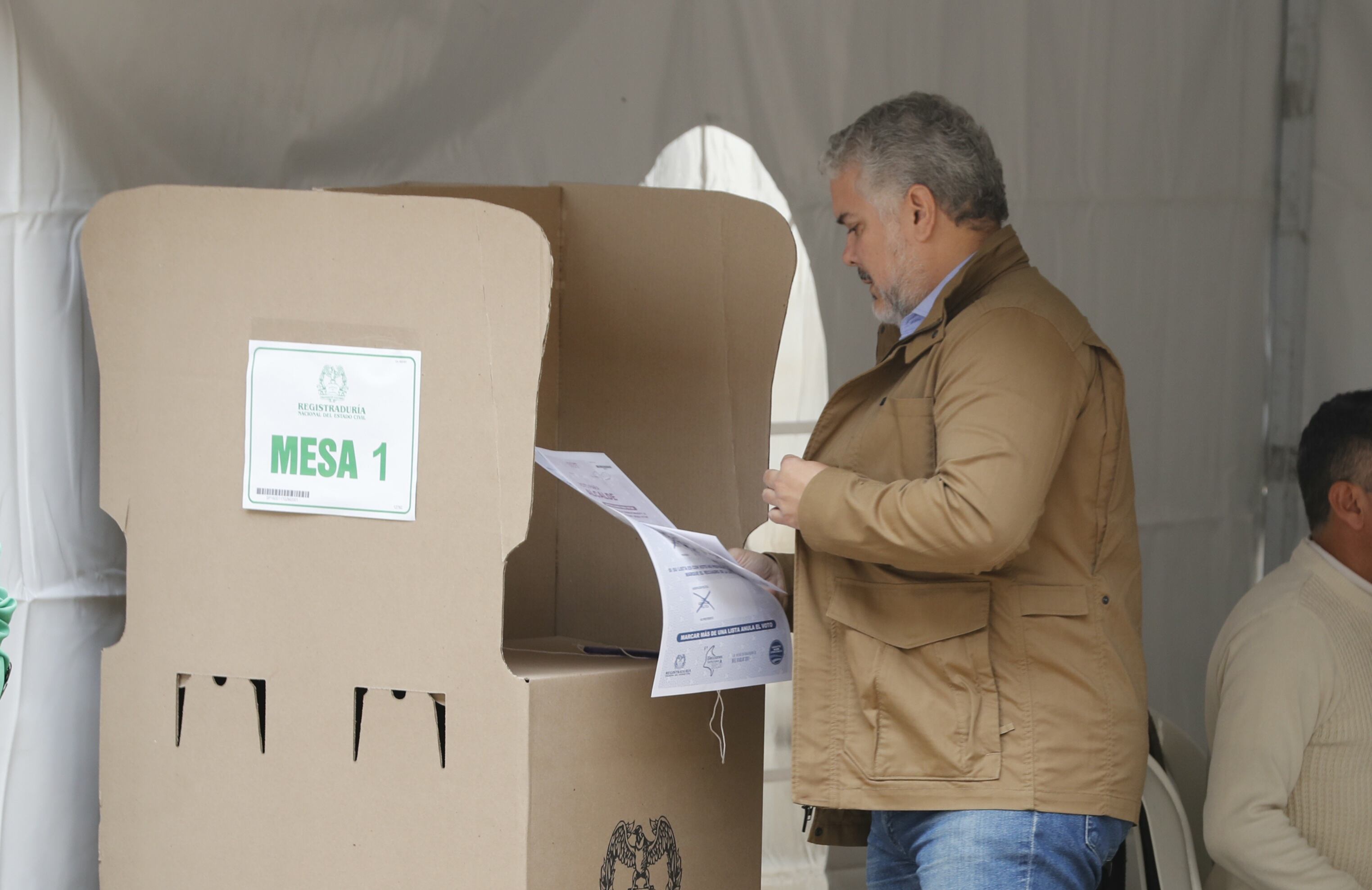 Expresidente Iván Duque ejerce su derecho al voto en la mesa 1