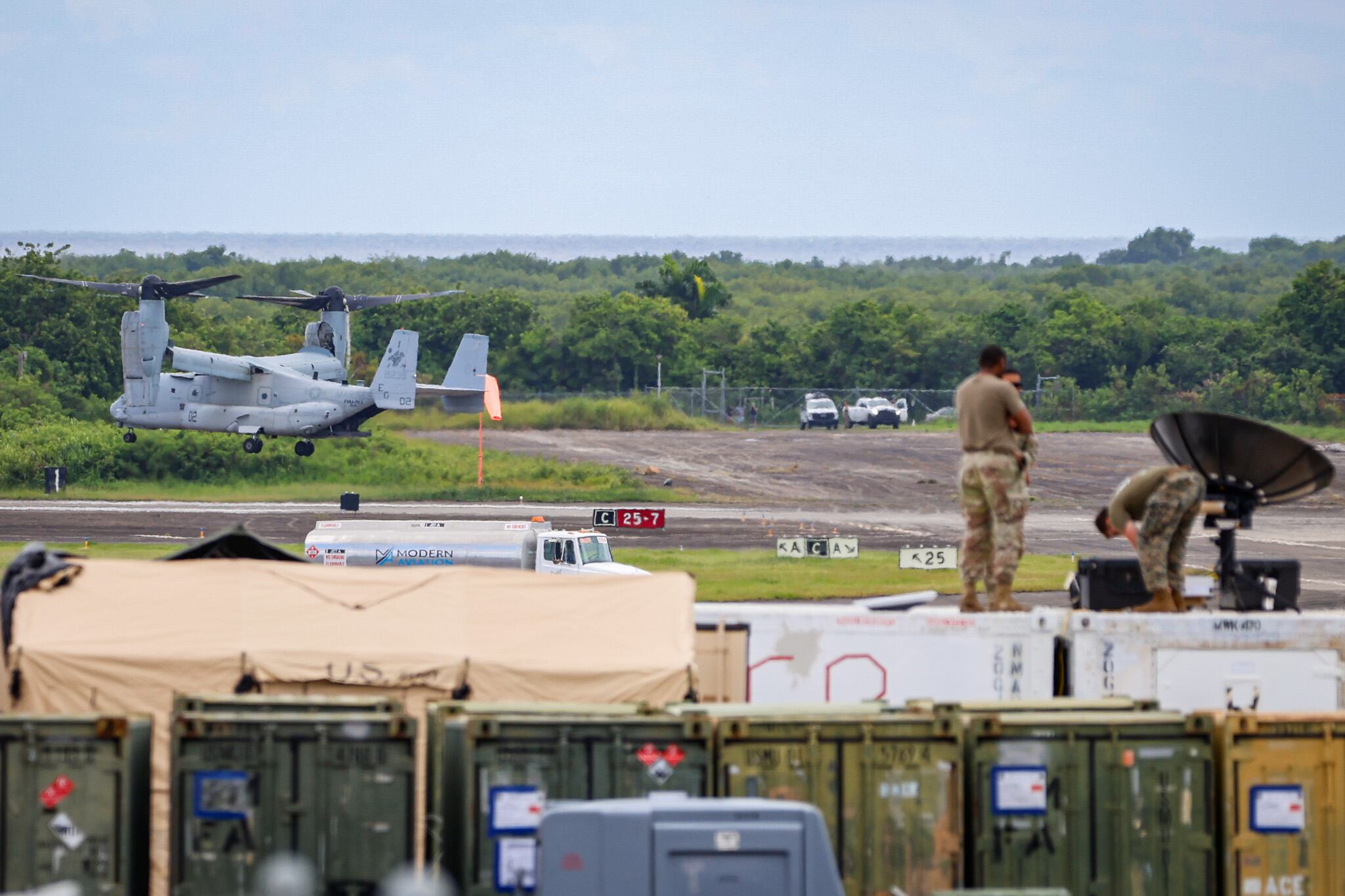 Un Bell-Boeing V-22 Osprey de la Infantería de Marina de EE. UU. despega durante un ejercicio en la Estación Naval Roosevelt Roads, antigua base de la Armada estadounidense
