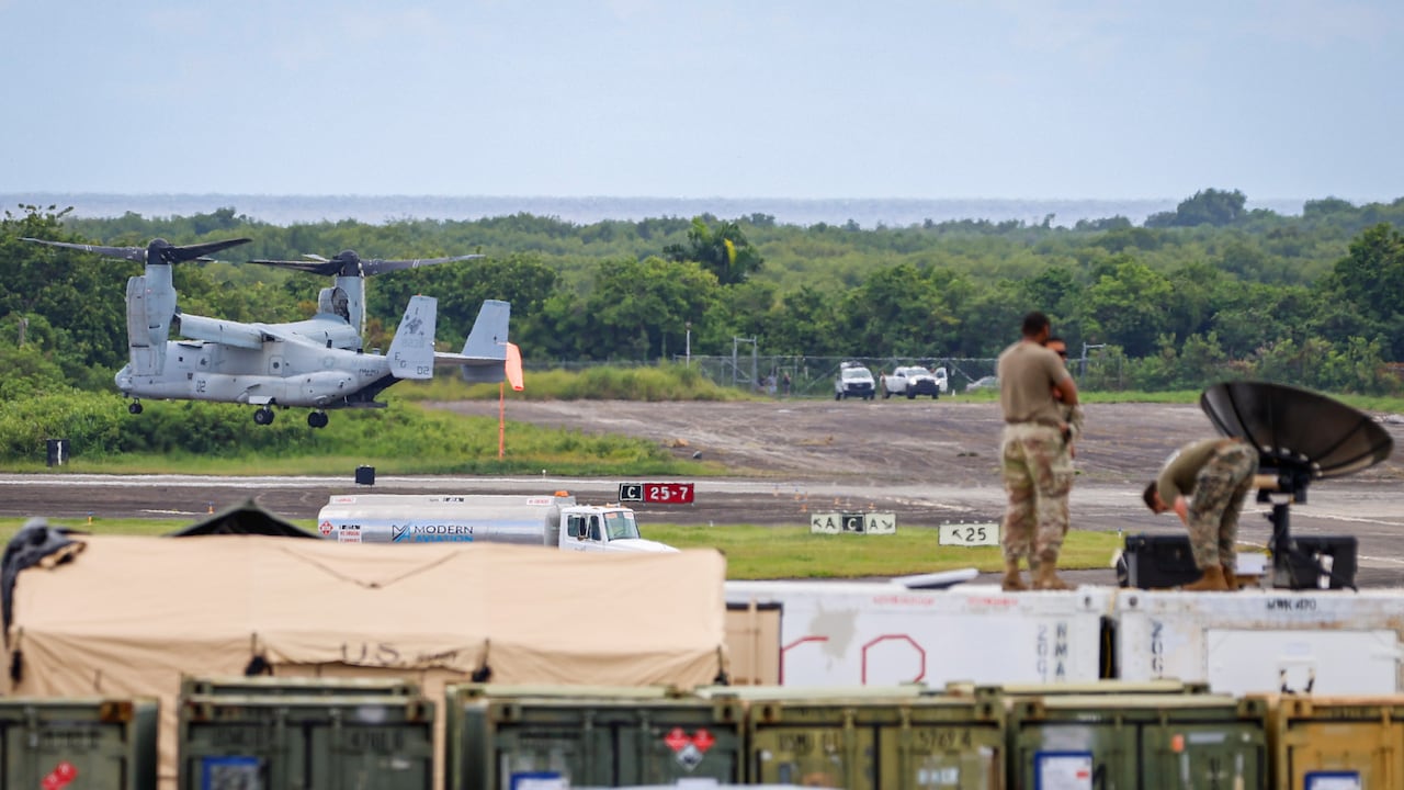 Un Bell-Boeing V-22 Osprey de la Infantería de Marina de EE. UU. despega durante un ejercicio en la Estación Naval Roosevelt Roads, antigua base de la Armada estadounidense.
