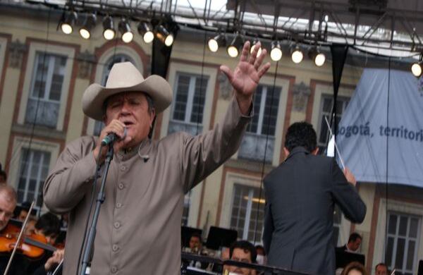 El ‘Cholo’ Valderrama con su canto llanero, recordó las victimas de la violencia en el país. Fotografía: Edwin Tamayo / SEMANA